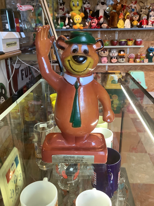 ハンナ・バーベラの人気アニメ『ヨギ＆ブーブー（Yogi Bear）』の主人公「ヨギベア（Yogi Bear）」のヴィンテージコインバンク